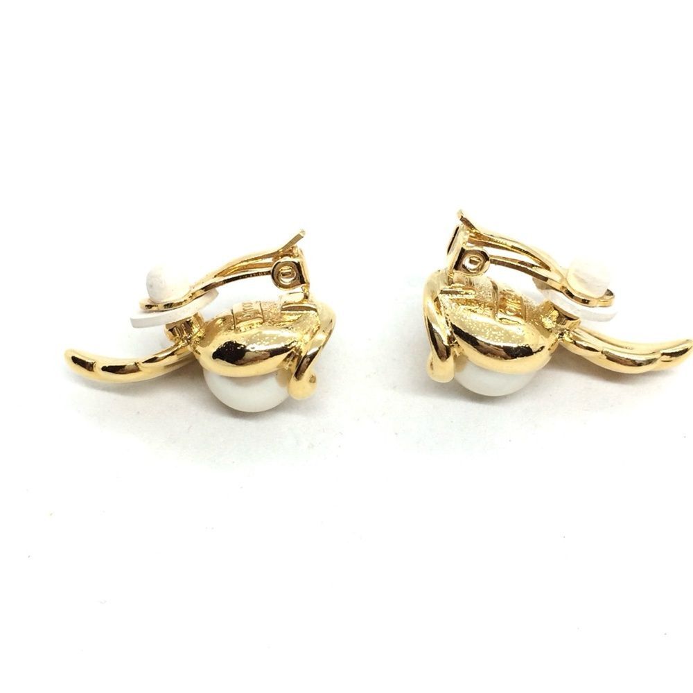 VINTAGE MARVELLA EARRINGS Faux Pearl Gold Tone Wing Clip On Signed - Picture 12 of 14